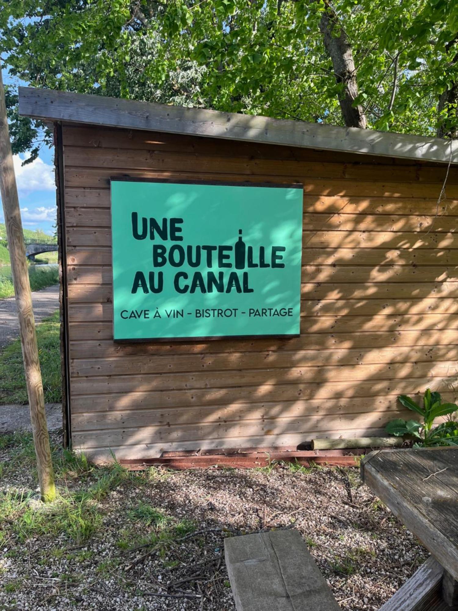 Une Bouteille Au Canal Dieupentale Exteriör bild